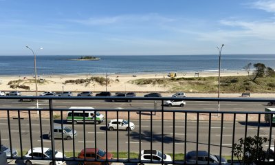 Apartamento en venta sobre la rambla de Malvin de tres dormitorios y un Garage.