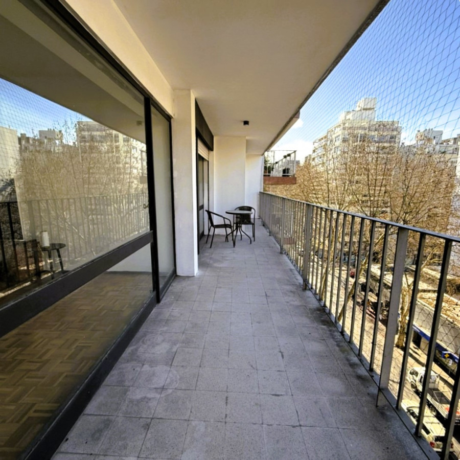 Venta Apartamento renovado, de tres dormitorios, garaje y terraza al frente en Pocitos. 