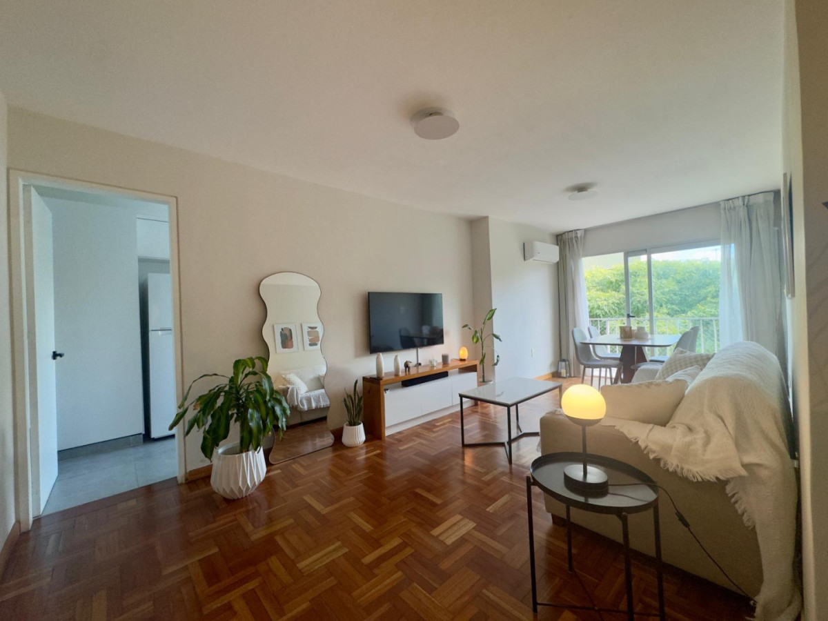 Venta Apartamento de dos dormitorios, terraza y garaje en Pocitos.