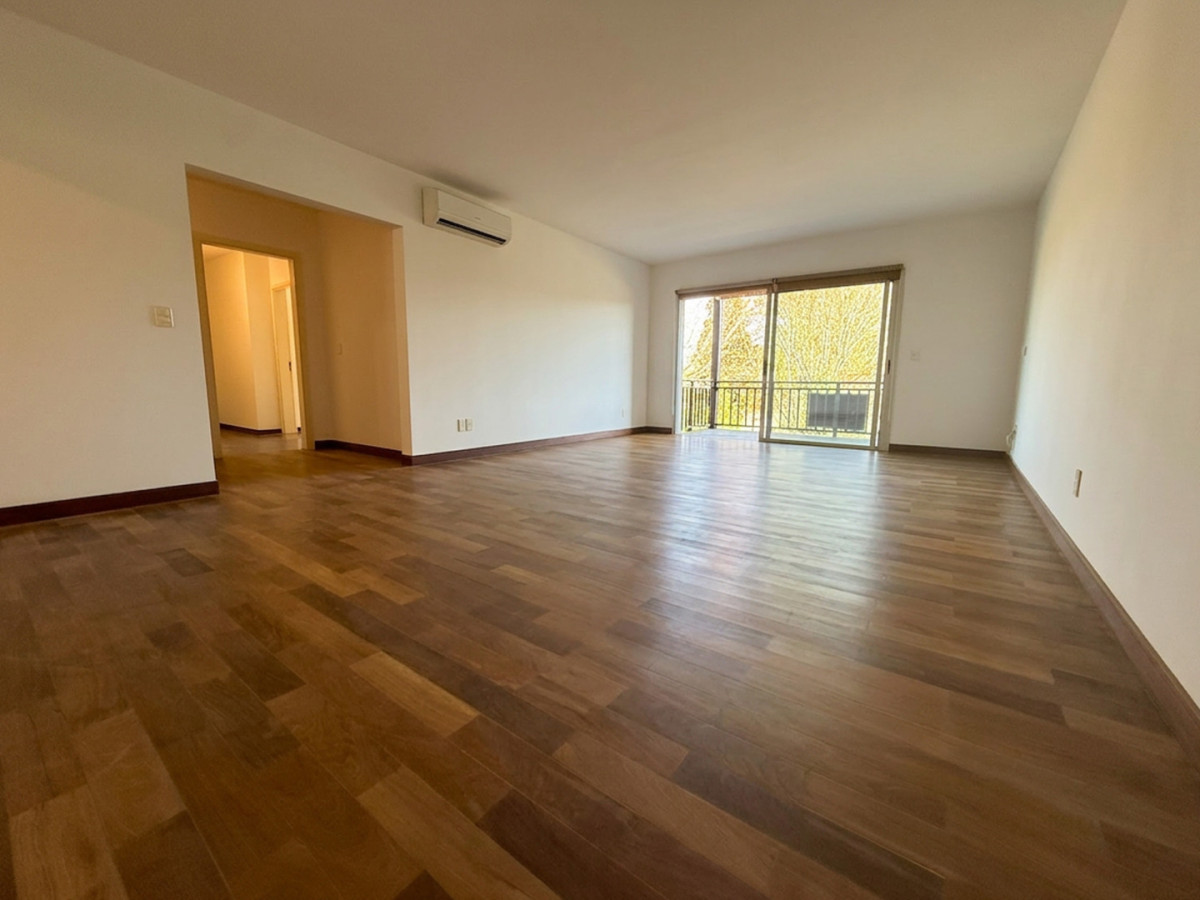 Venta apartamento de tres dormitorios y servicio, garaje doble en Carrasco.