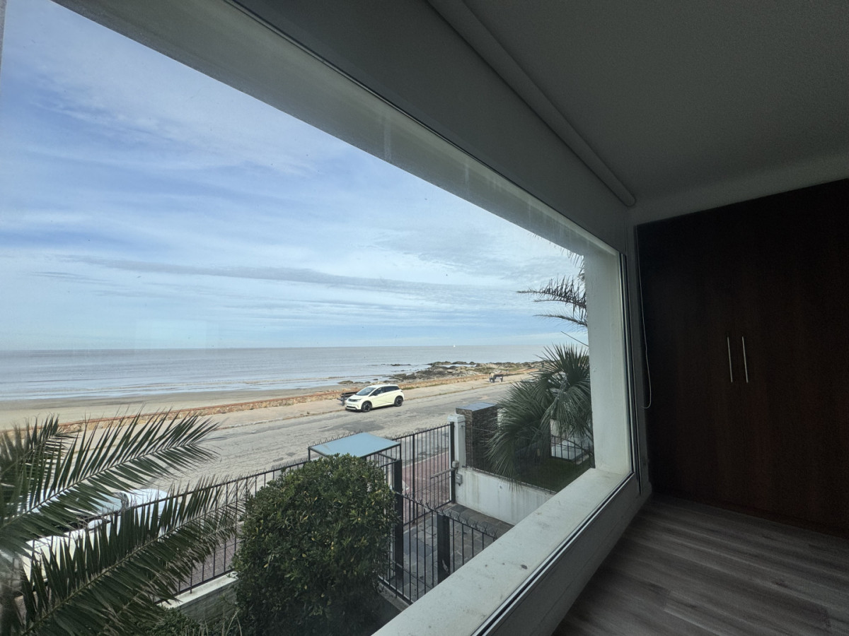Alquiler Apartamento de cuatro suites y amplio garaje en Punta Gorda, frente al Mar.