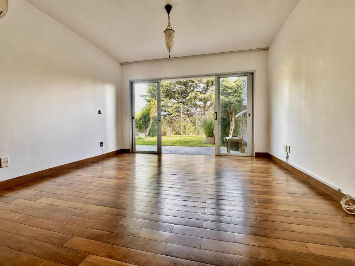 Venta Apartamento de 3 dormitorios con jardín de uso exclusivo, garaje y box en Carrasco.