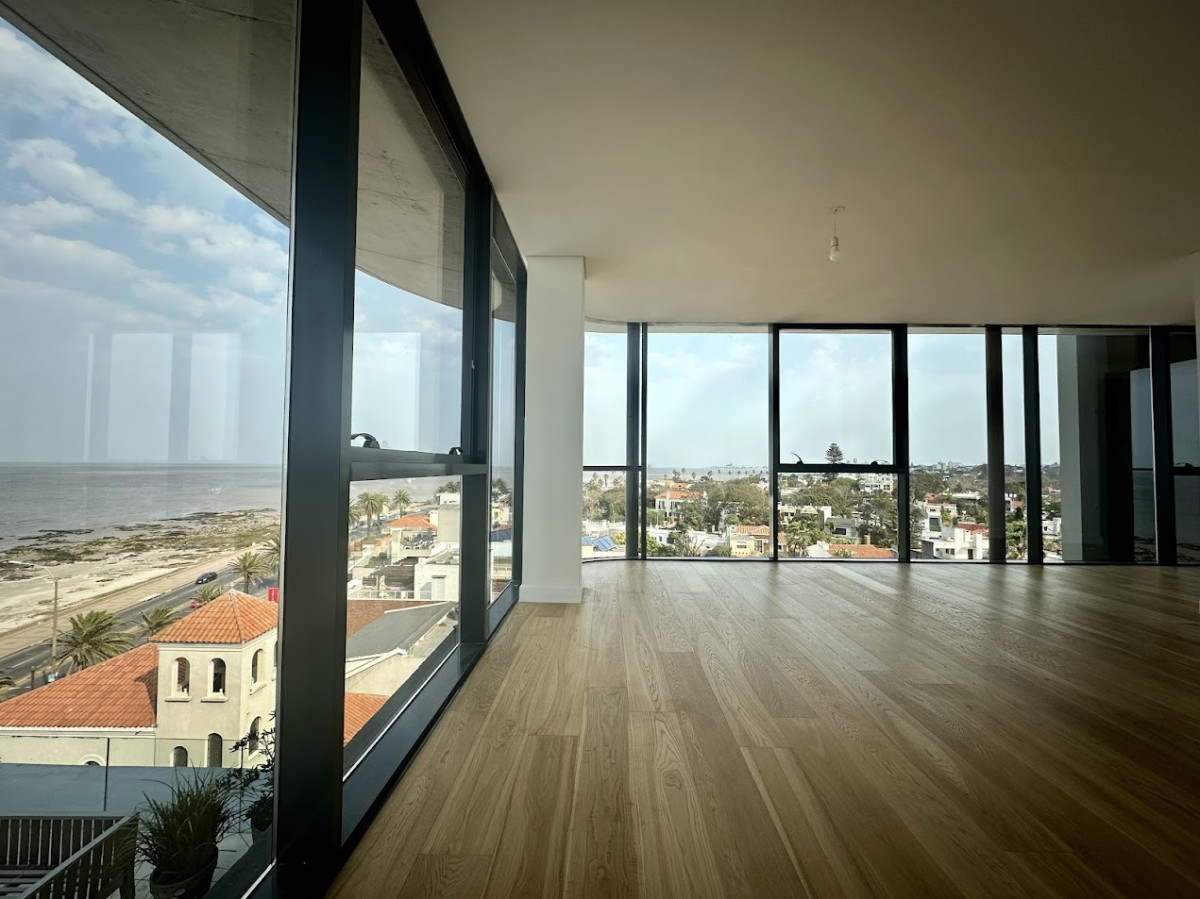 Venta Penthouse de tres dormitorios y dos garajes en Rambla de Carrasco