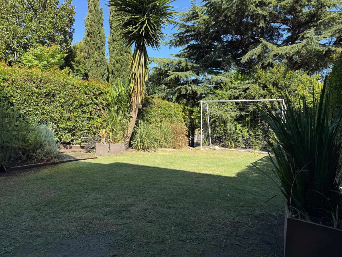 Venta Apartamento de 3 dormitorios con jardín de uso exclusivo, garaje y box en Carrasco.