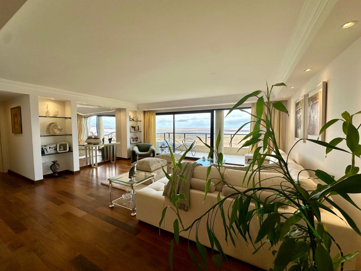 Venta apartamento de 3 dormitorios y servicio, en rambla de Punta Carretas