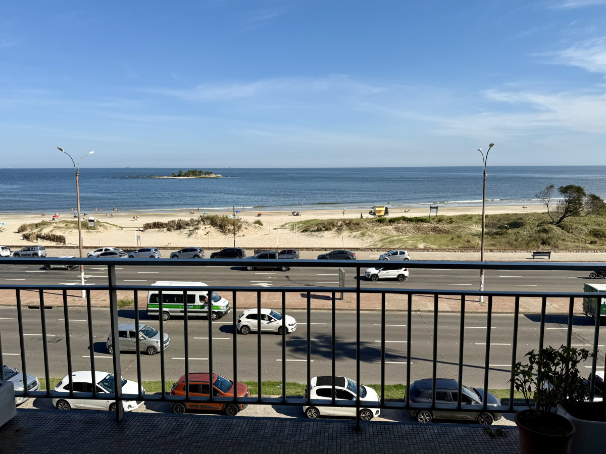 Apartamento en venta sobre la rambla de Malvin de tres dormitorios y un Garage.