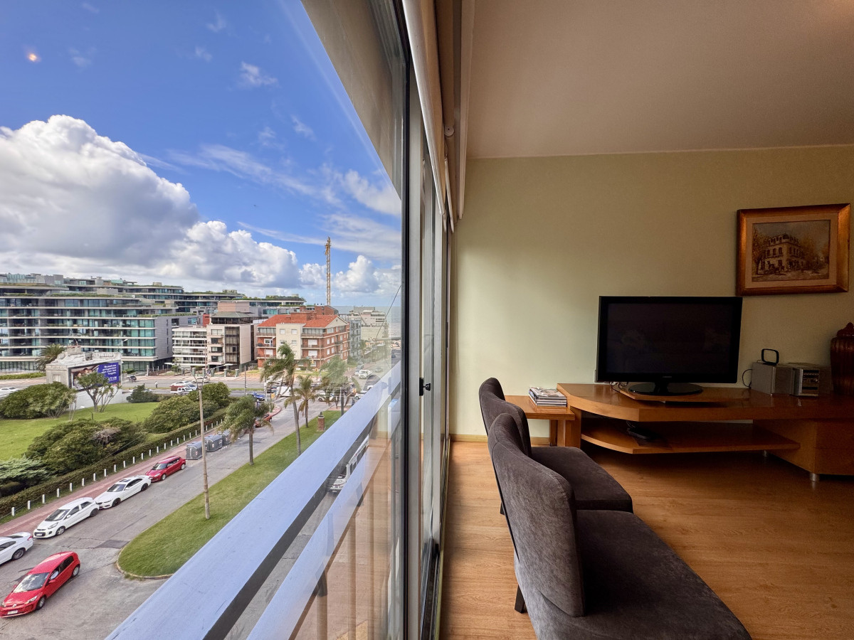 Venta apartamento de tres dormitorios y servicio en Pocitos