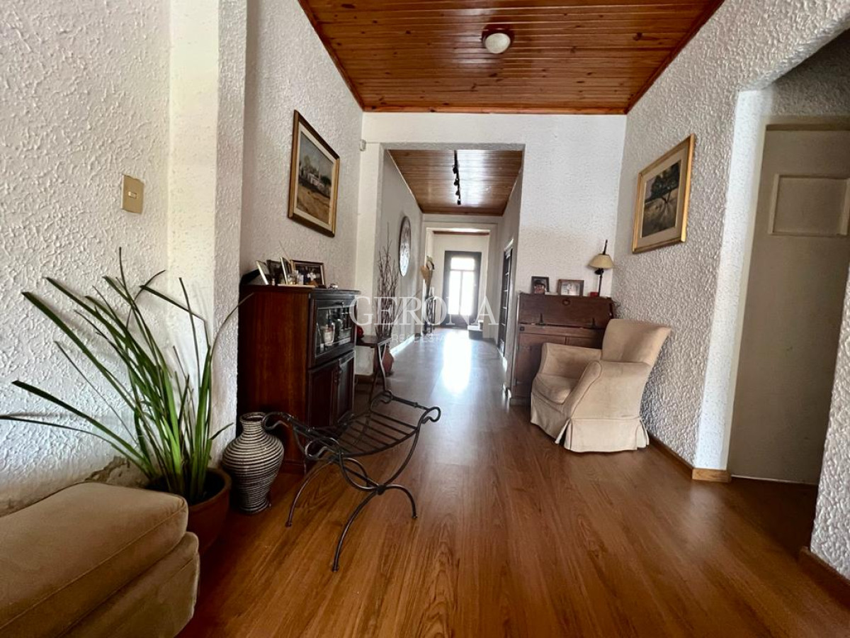 Casa ID.64 -  Venta Casa 4 Dormitorios En Malvin. 50 Mts Del Mar. Padrón Único.