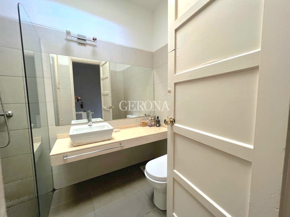 Casa ID.64 -  Venta Casa 4 Dormitorios En Malvin. 50 Mts Del Mar. Padrón Único.