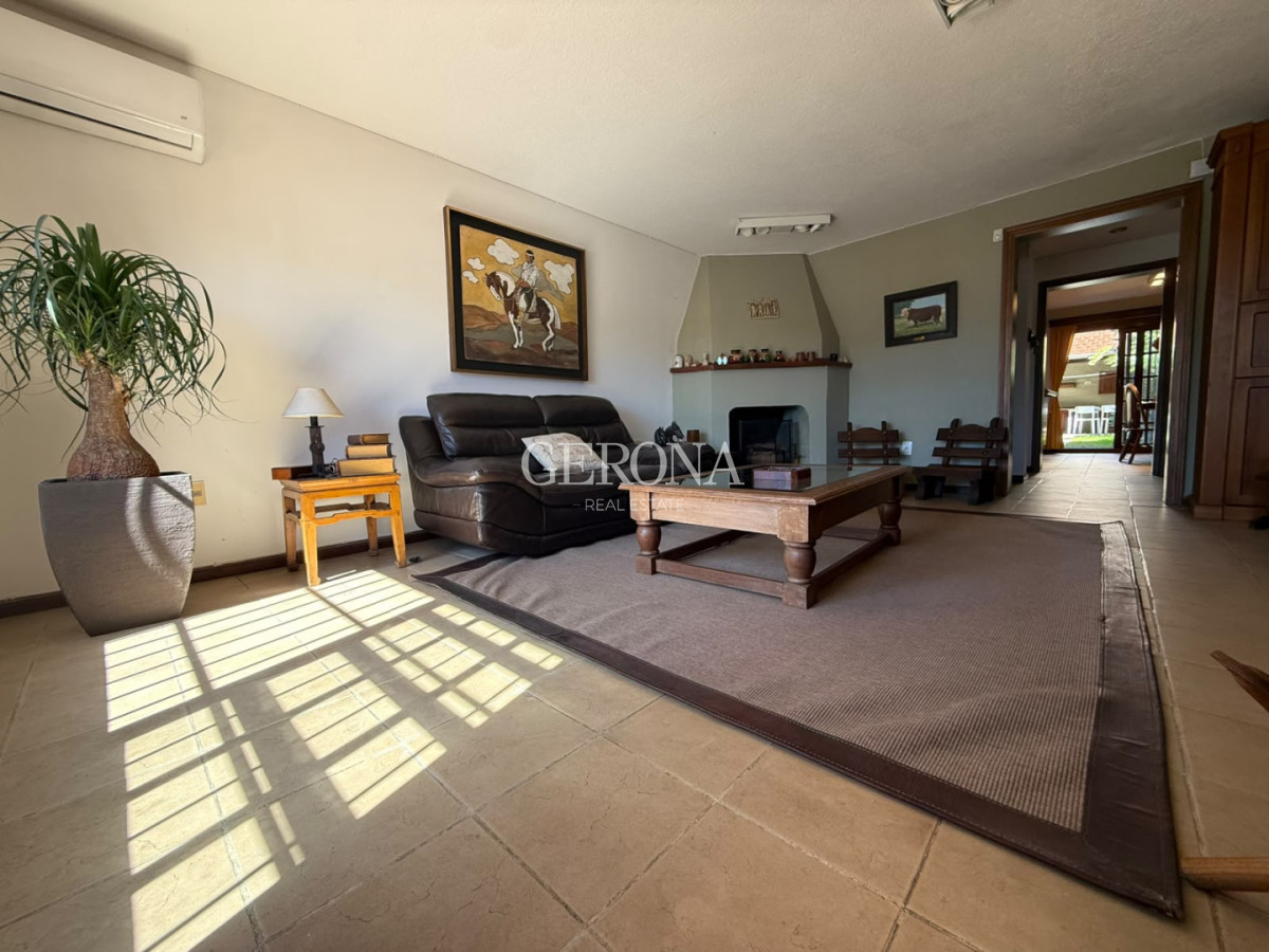 Casa ID.316 - Venta casa de 3 dormitorios, jardín, barbacoa y garaje en Punta Gorda.