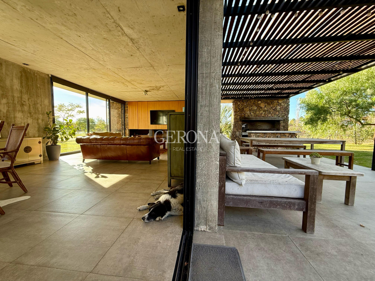 Casa ID.272 - Venta Casa de 4 dormitorios, jardín y piscina en,  Barrio Privado