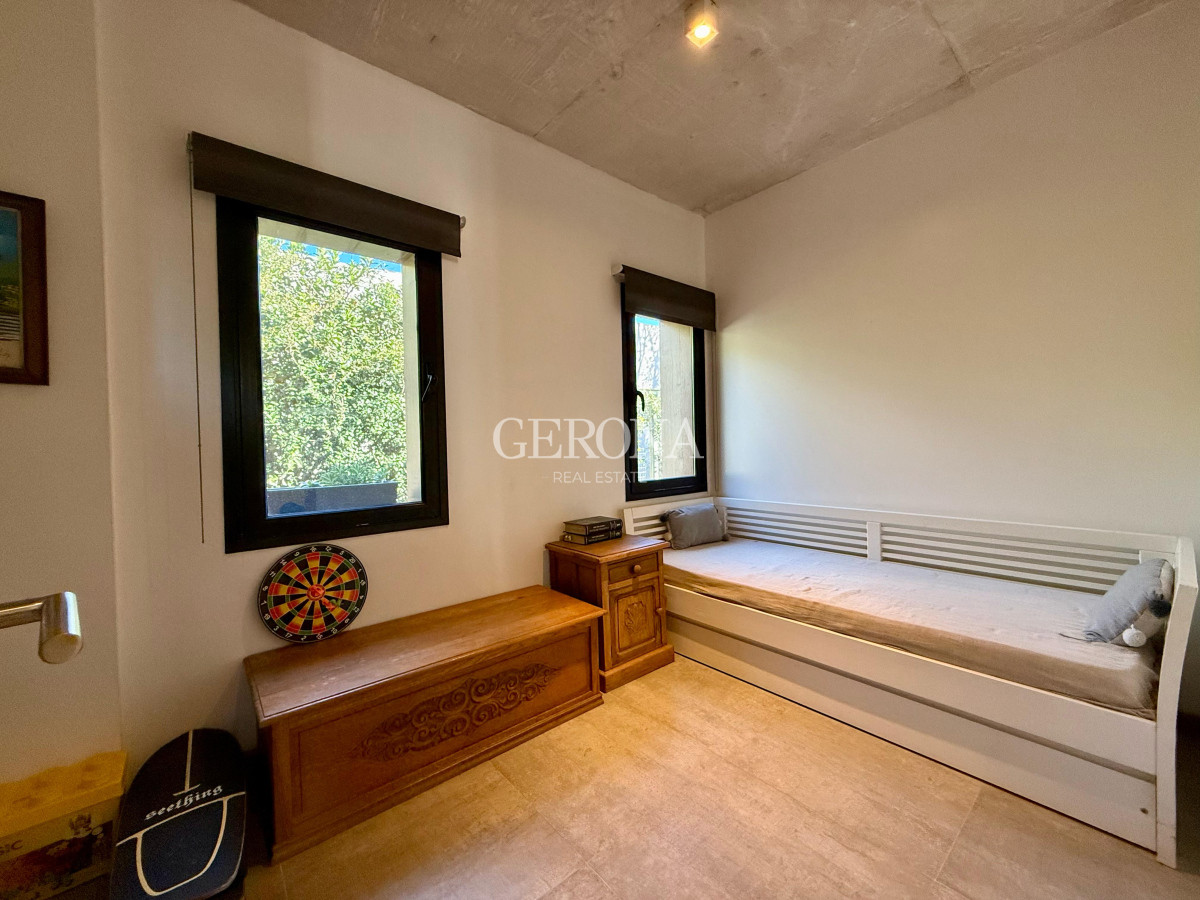 Casa ID.272 - Venta Casa de 4 dormitorios, jardín y piscina en,  Barrio Privado
