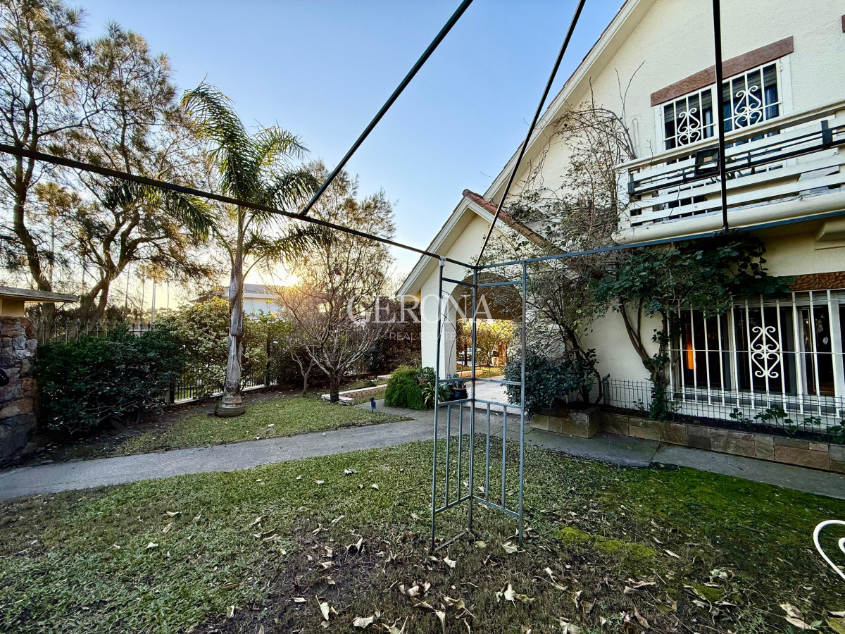 Casa ID.279 - Venta casa de 3 dorm y servicio completo, frente al mar, en Carrasco-Punta Gorda