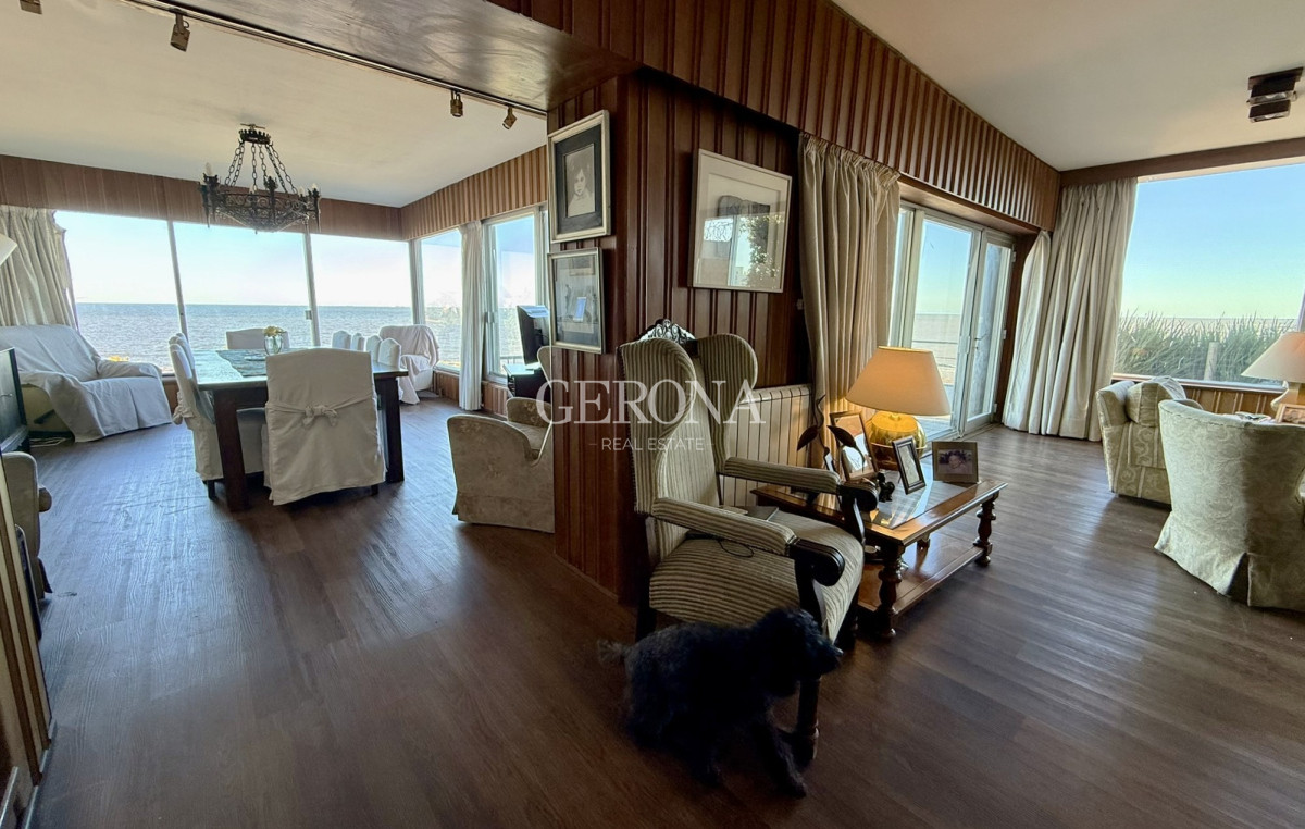 Casa ID.280 - Venta casa de 5 dormitorios y servicio, frente al mar, en Punta Gorda.