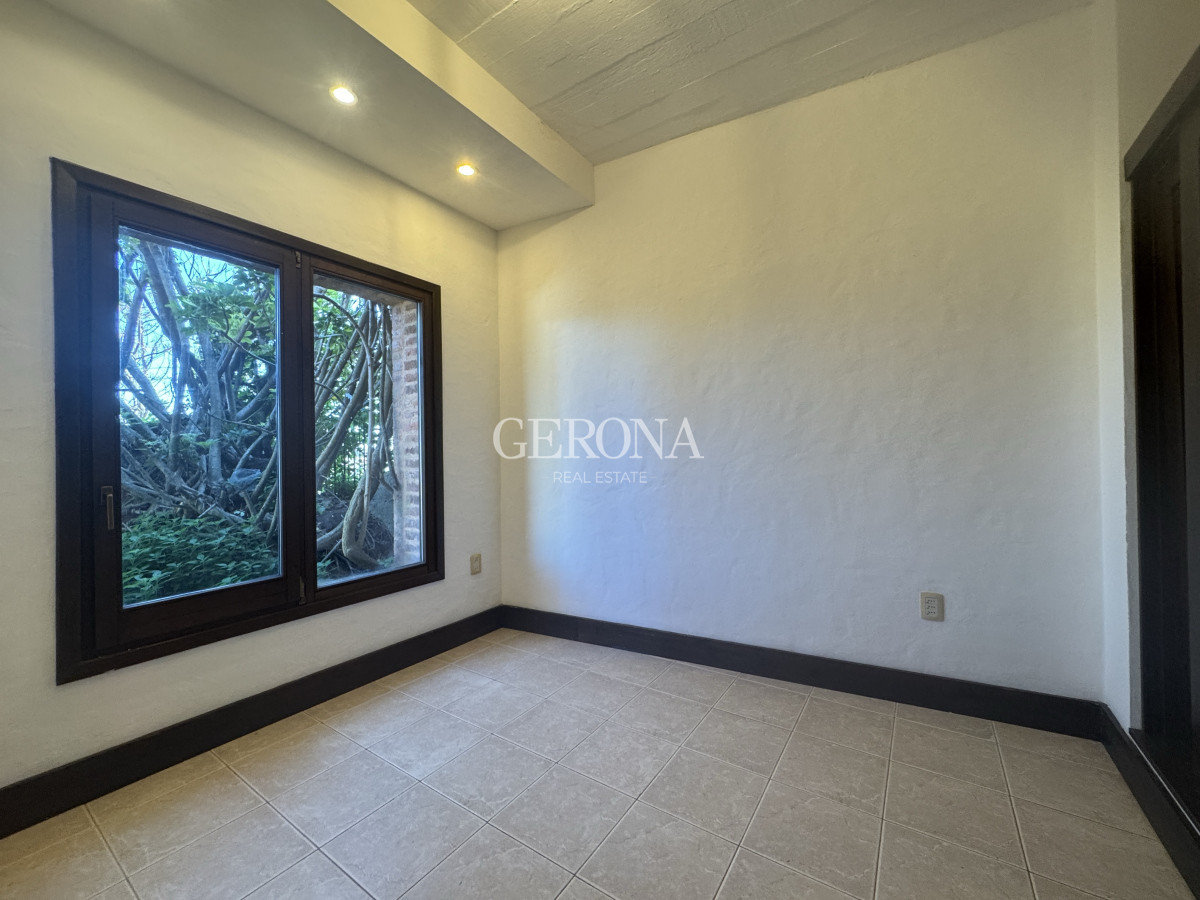 Casa ID.281 - Venta casa de tres niveles, con tres suites frente al mar en Punta Gorda. 
