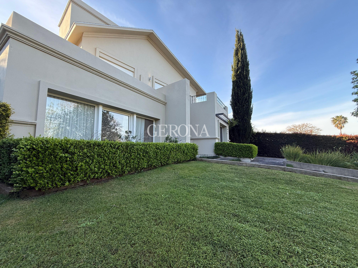 Casa ID.268 - Venta Casa de 4 dormitorios y servicio, de 352 m2, en Lomas de la Tahona