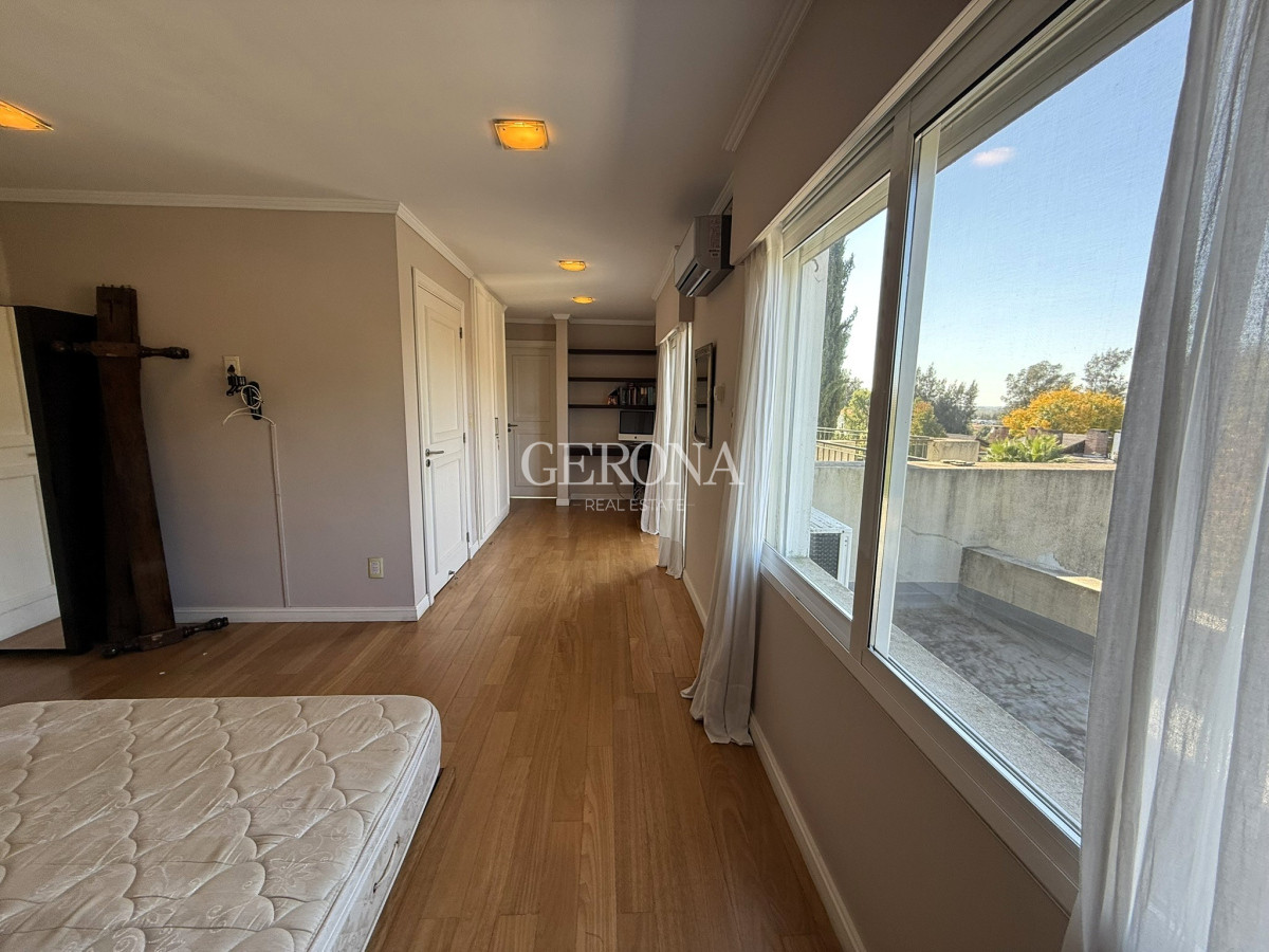 Casa ID.268 - Venta Casa de 4 dormitorios y servicio, de 352 m2, en Lomas de la Tahona