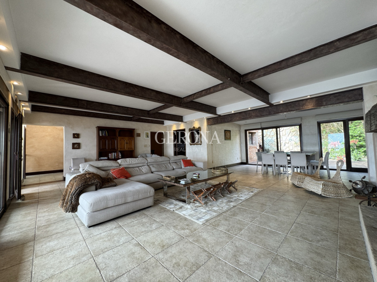 Casa ID.321 - Alquiler casa de tres niveles, con tres suites frente al mar en Punta Gorda. 