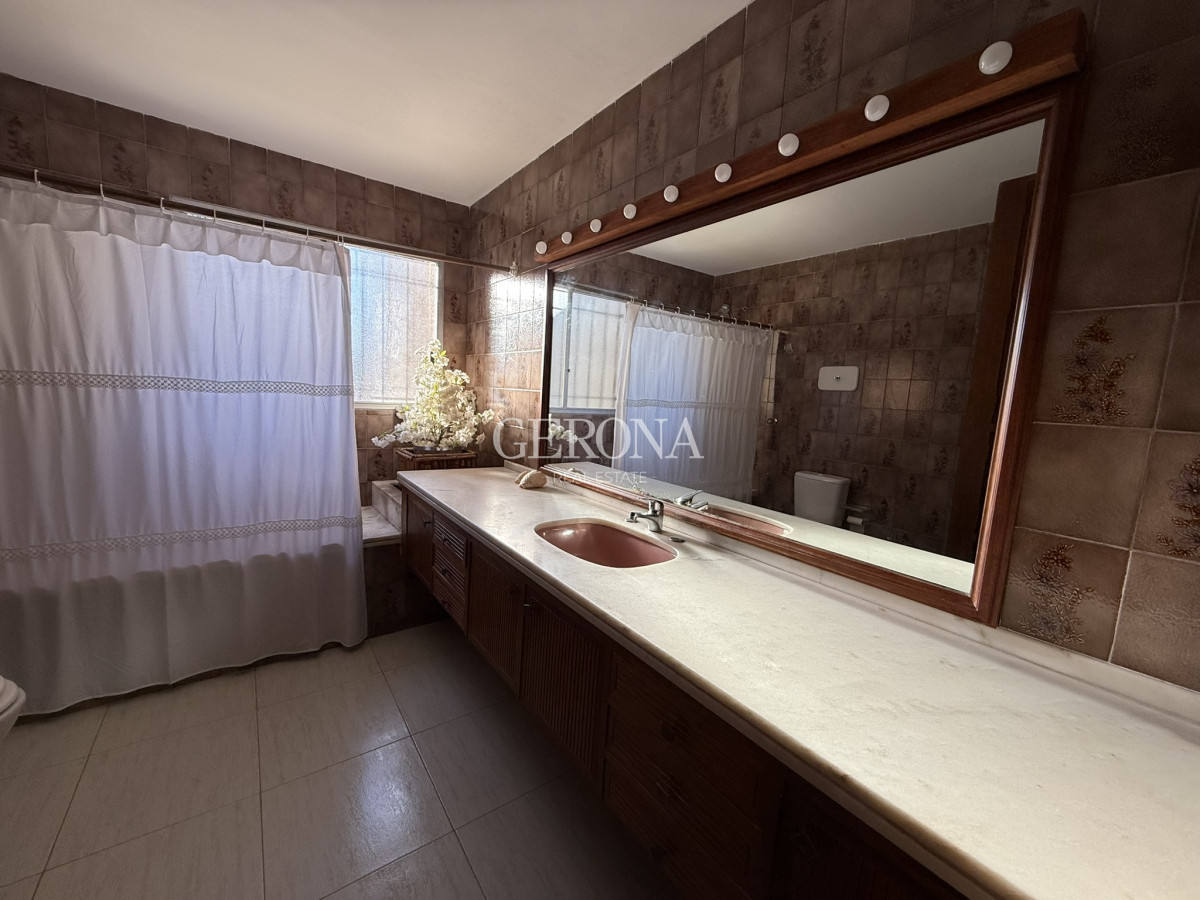 Casa ID.280 - Venta casa de 5 dormitorios y servicio, frente al mar, en Punta Gorda.