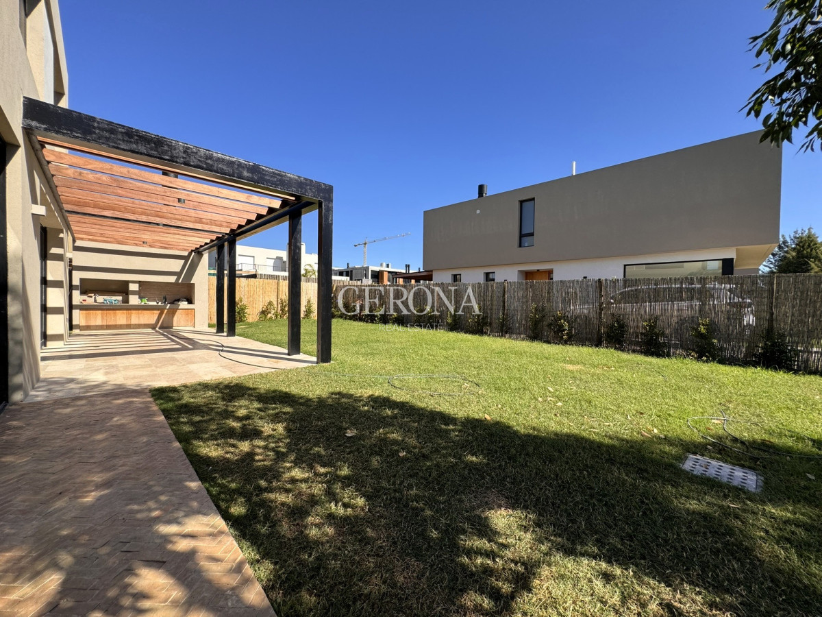 Casa ID.259 - Venta Casa de 3 dormitorios, jardín a estrenar 