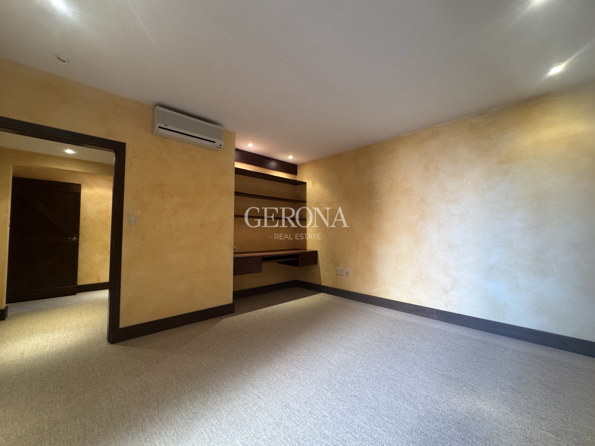 Casa ID.281 - Venta casa de tres niveles, con tres suites frente al mar en Punta Gorda. 