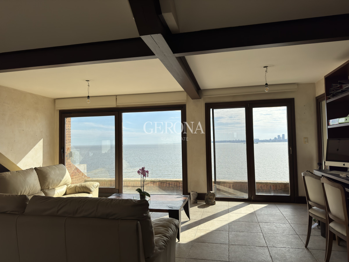 Casa ID.281 - Venta casa de tres niveles, con tres suites frente al mar en Punta Gorda. 