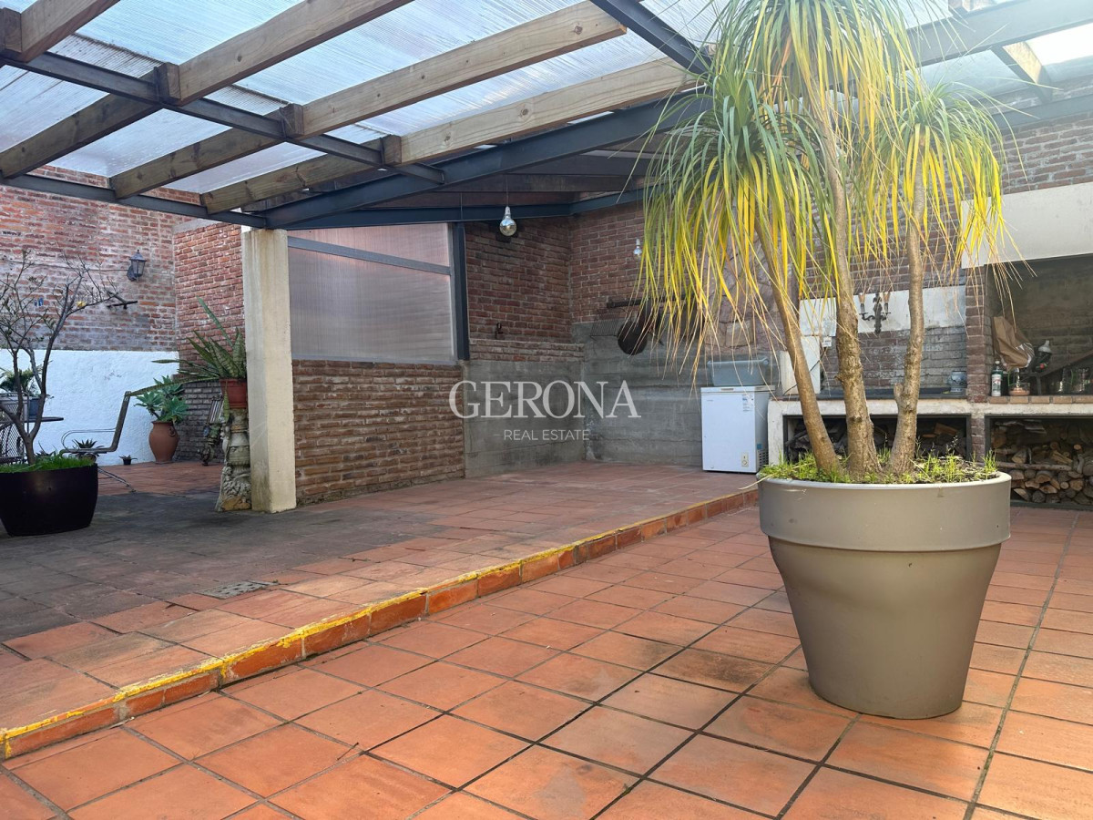 Casa ID.242 - Venta casa de tres dormitorios y servicio, en Rambla de Punta Gorda. 
