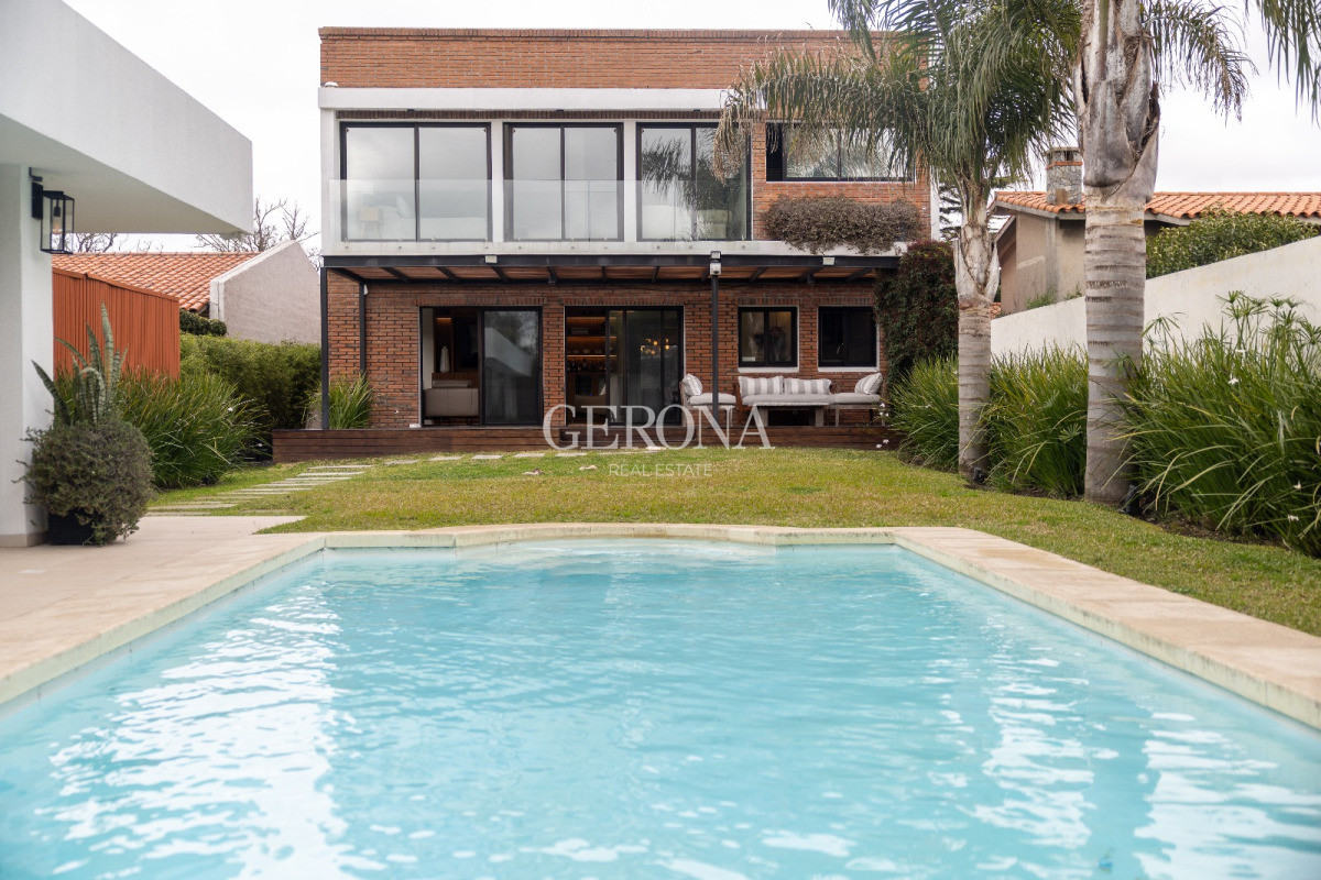 Casa ID.286 - Venta casa de 4 dormitorios en Punta Gorda. Amoblada.