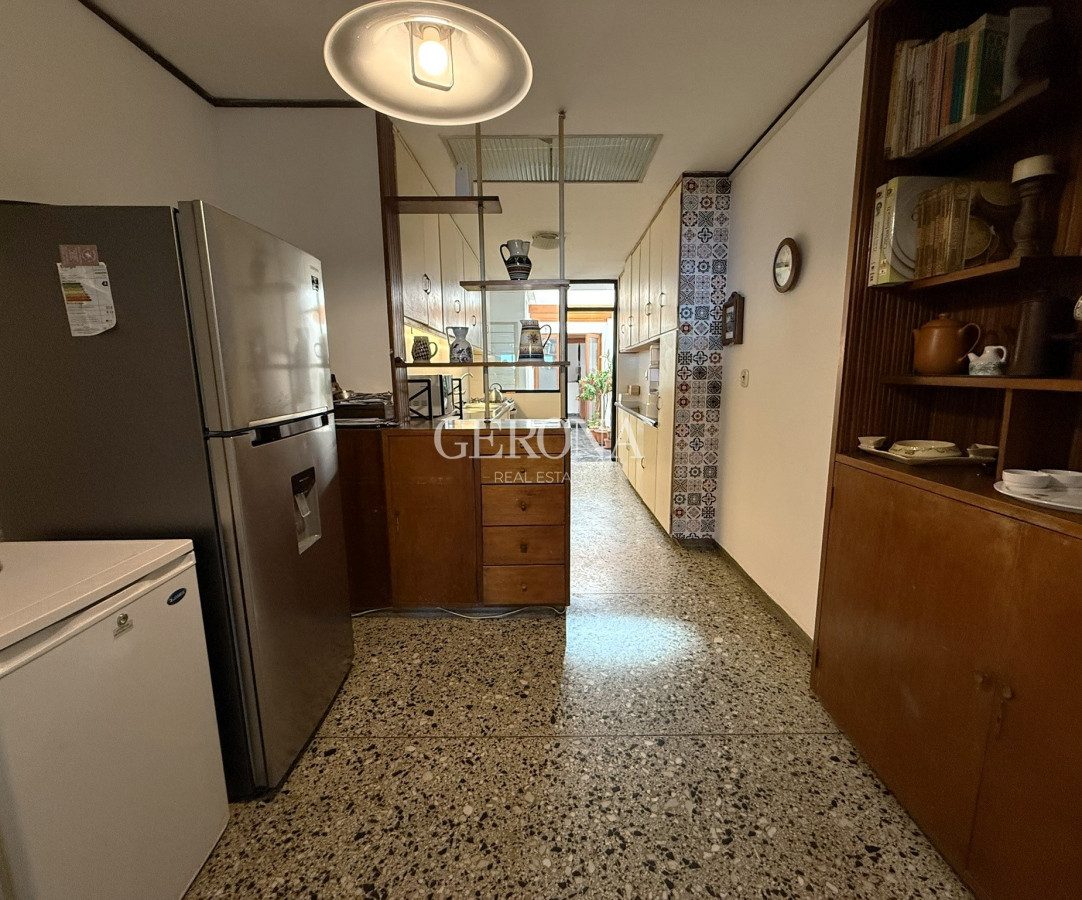 Casa ID.280 - Venta casa de 5 dormitorios y servicio, frente al mar, en Punta Gorda.