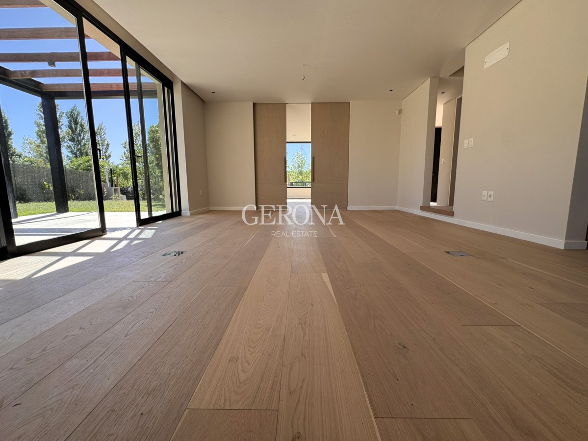 Casa ID.259 - Venta Casa de 3 dormitorios, jardín a estrenar 