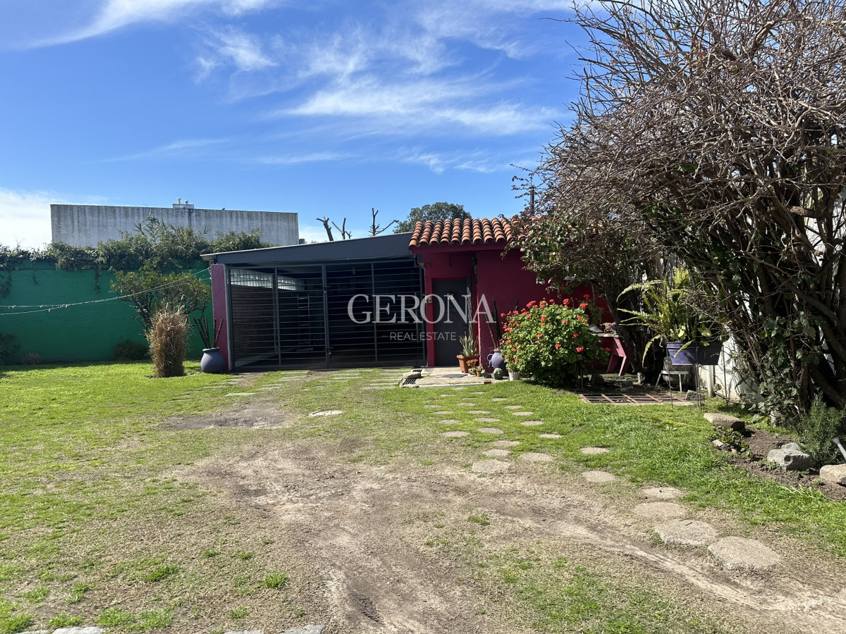 Casa ID.255 - Venta casa ph de 2 dormitorios, jardín y fondo en Punta Gorda-Carrasco Norte