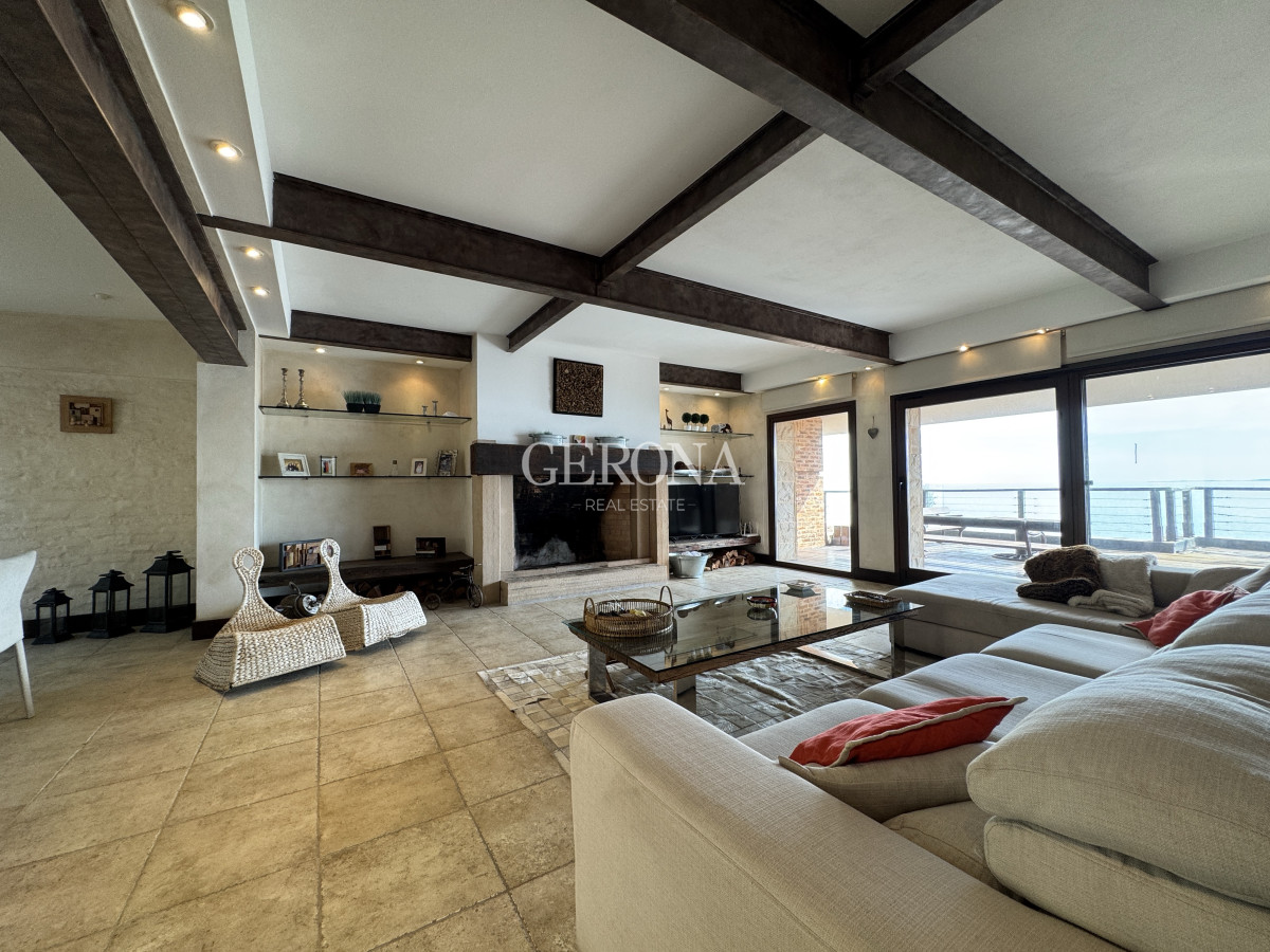 Casa ID.281 - Venta casa de tres niveles, con tres suites frente al mar en Punta Gorda. 