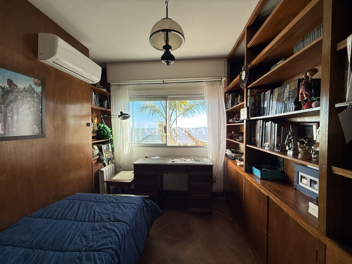 Casa ID.280 - Venta casa de 5 dormitorios y servicio, frente al mar, en Punta Gorda.