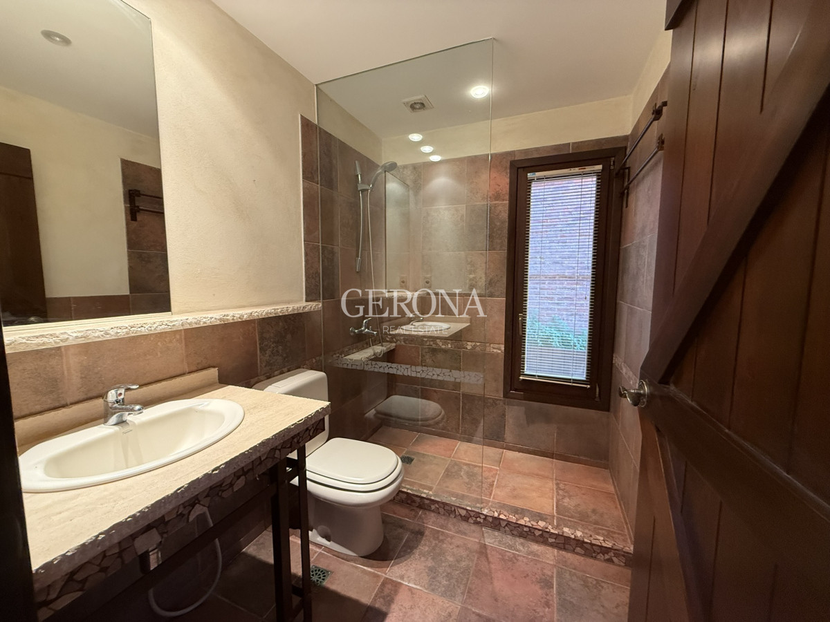 Casa ID.281 - Venta casa de tres niveles, con tres suites frente al mar en Punta Gorda. 