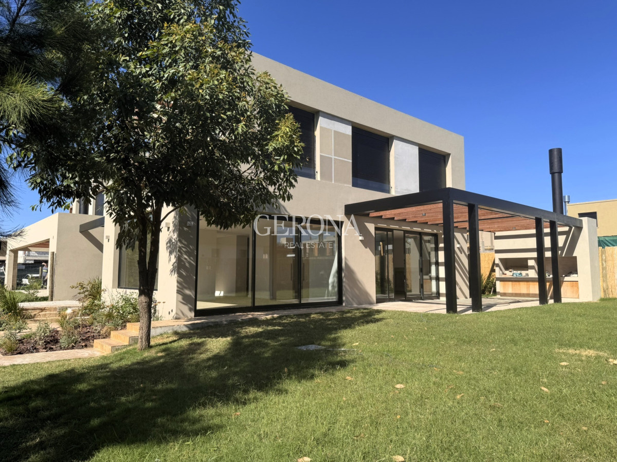 Casa ID.259 - Venta Casa de 3 dormitorios, jardín a estrenar 
