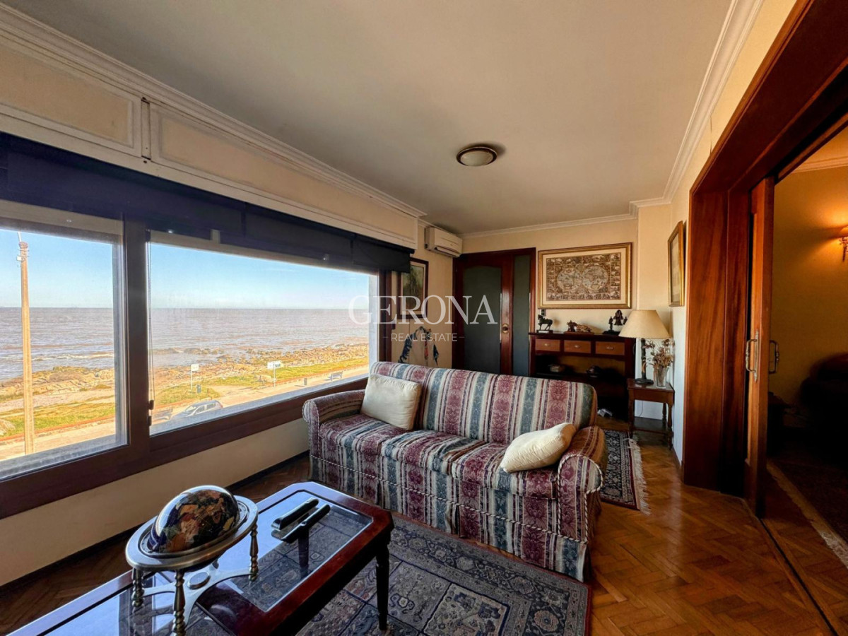 Casa ID.242 - Venta casa de tres dormitorios y servicio, en Rambla de Punta Gorda. 