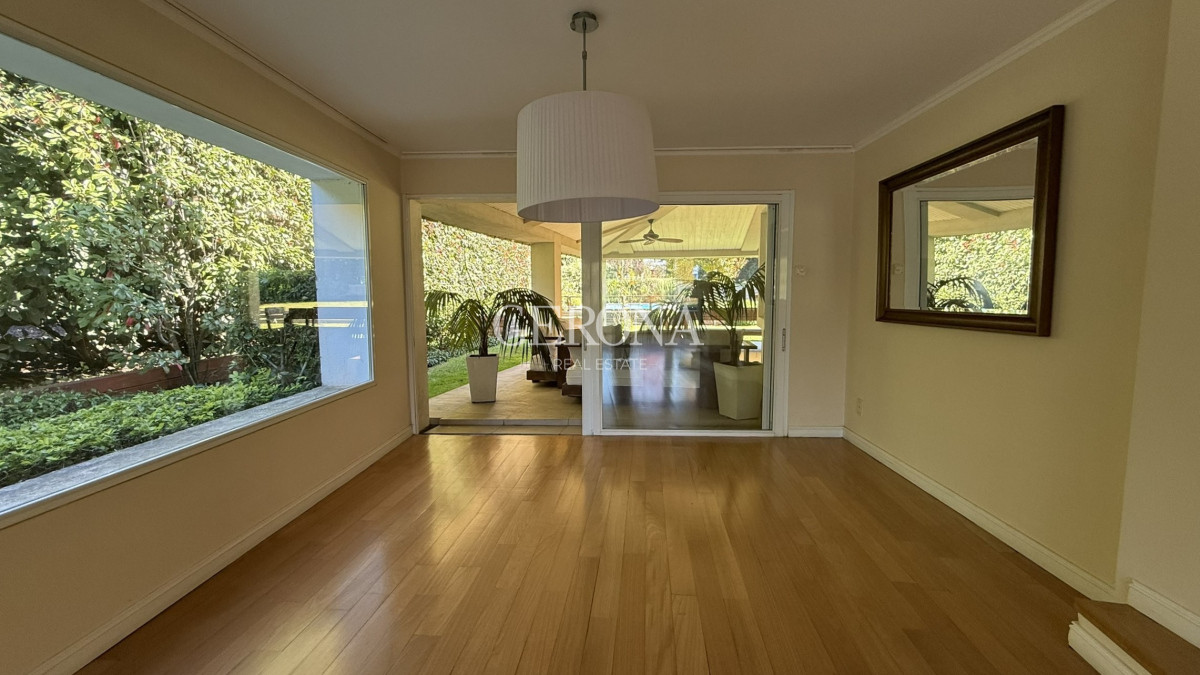Casa ID.270 - Alquiler Casa de 4 dormitorios y servicio, de 352 m2, en Lomas de la Tahona
