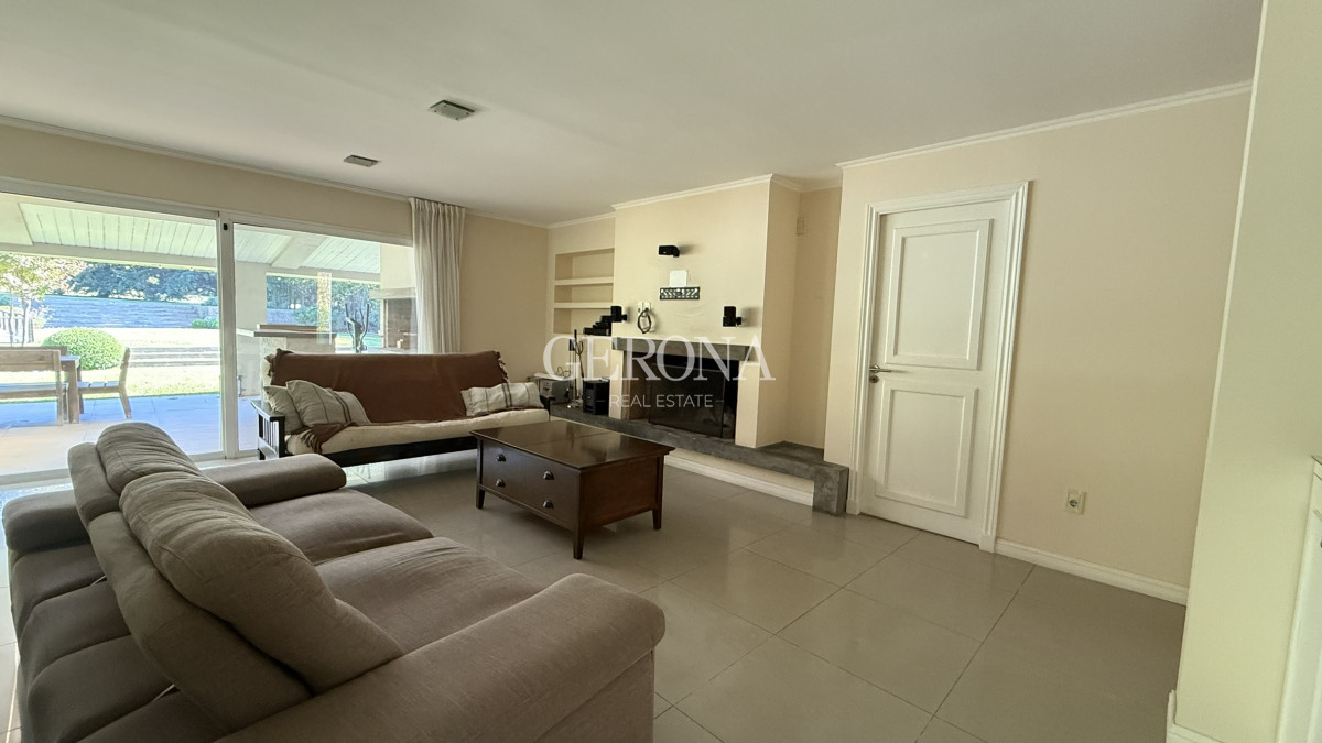 Casa ID.270 - Alquiler Casa de 4 dormitorios y servicio, de 352 m2, en Lomas de la Tahona