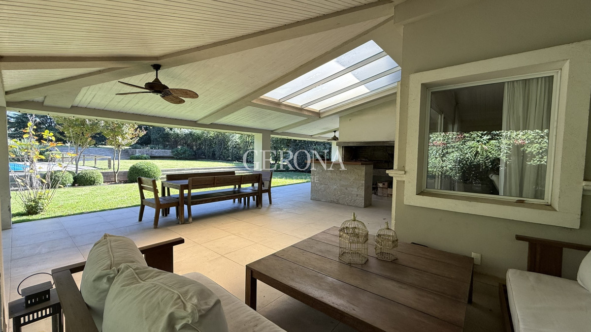 Casa ID.270 - Alquiler Casa de 4 dormitorios y servicio, de 352 m2, en Lomas de la Tahona