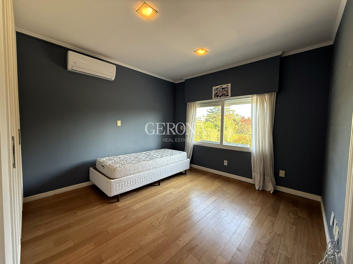Casa ID.270 - Alquiler Casa de 4 dormitorios y servicio, de 352 m2, en Lomas de la Tahona