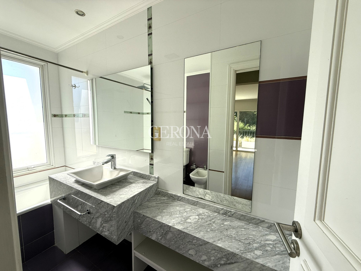 Casa ID.270 - Alquiler Casa de 4 dormitorios y servicio, de 352 m2, en Lomas de la Tahona