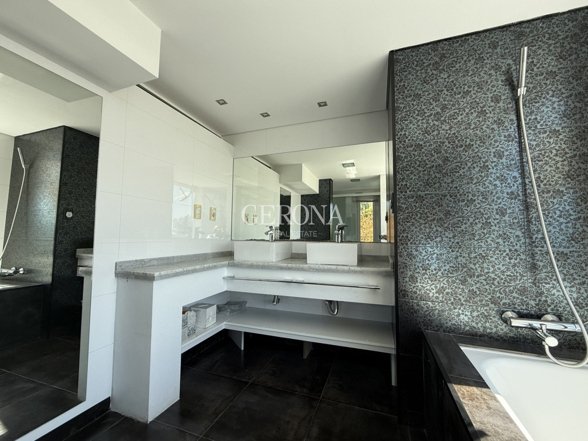 Casa ID.270 - Alquiler Casa de 4 dormitorios y servicio, de 352 m2, en Lomas de la Tahona