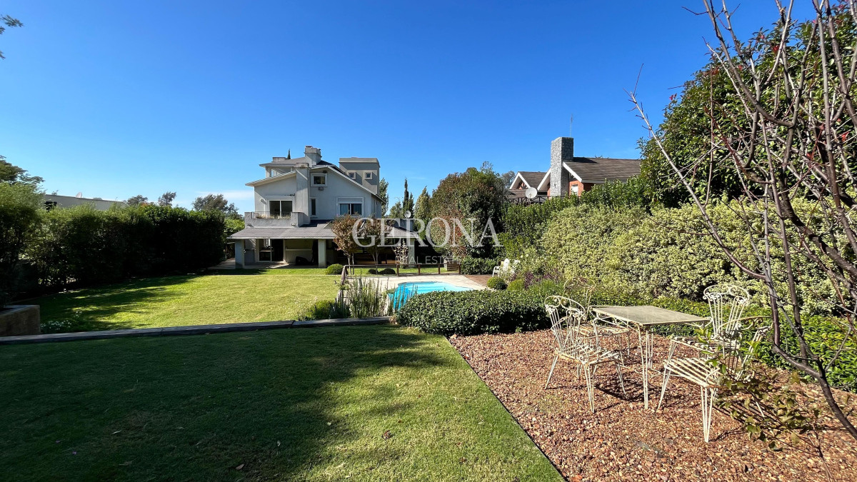 Casa ID.270 - Alquiler Casa de 4 dormitorios y servicio, de 352 m2, en Lomas de la Tahona