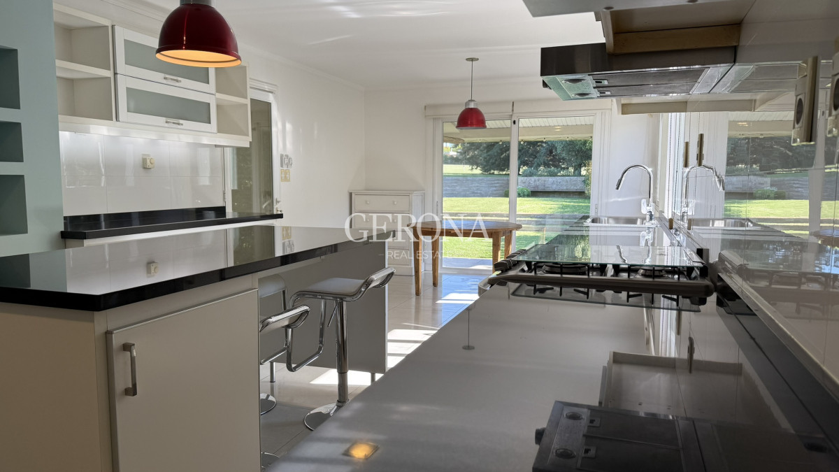 Casa ID.270 - Alquiler Casa de 4 dormitorios y servicio, de 352 m2, en Lomas de la Tahona