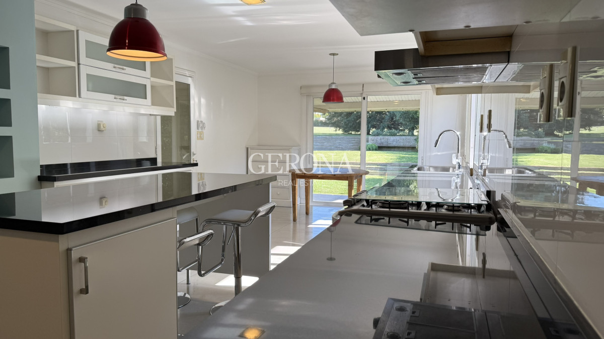 Casa ID.270 - Alquiler Casa de 4 dormitorios y servicio, de 352 m2, en Lomas de la Tahona