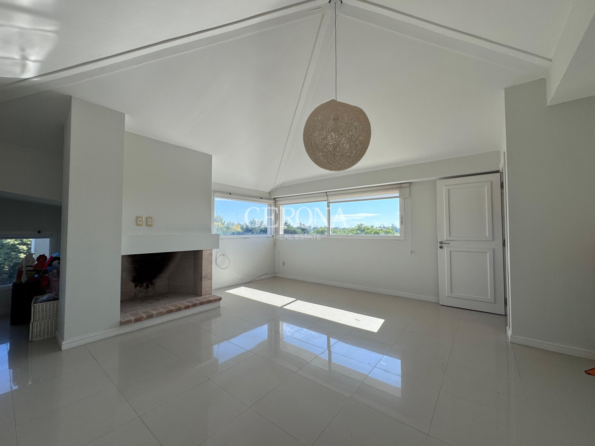 Casa ID.270 - Alquiler Casa de 4 dormitorios y servicio, de 352 m2, en Lomas de la Tahona