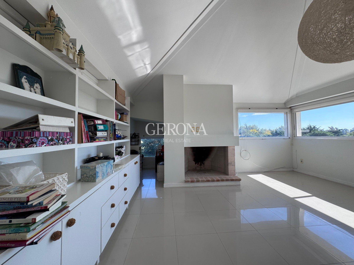Casa ID.270 - Alquiler Casa de 4 dormitorios y servicio, de 352 m2, en Lomas de la Tahona