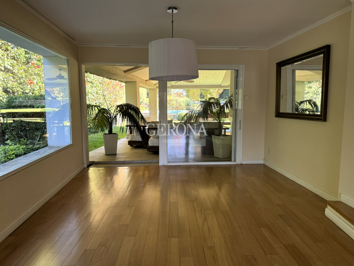 Casa ID.270 - Alquiler Casa de 4 dormitorios y servicio, de 352 m2, en Lomas de la Tahona