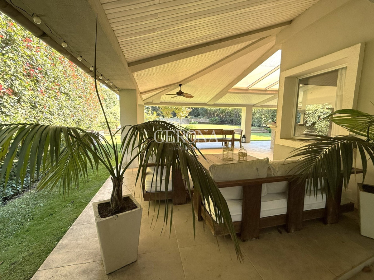 Casa ID.270 - Alquiler Casa de 4 dormitorios y servicio, de 352 m2, en Lomas de la Tahona