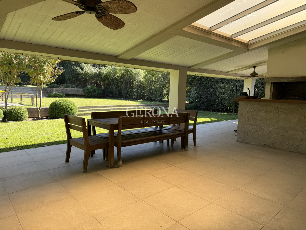 Casa ID.270 - Alquiler Casa de 4 dormitorios y servicio, de 352 m2, en Lomas de la Tahona